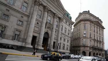 Ley de Inocencia Fiscal: las claves para depositar dólares «del colchón» y la condición del nuevo régimen de Ganancias 