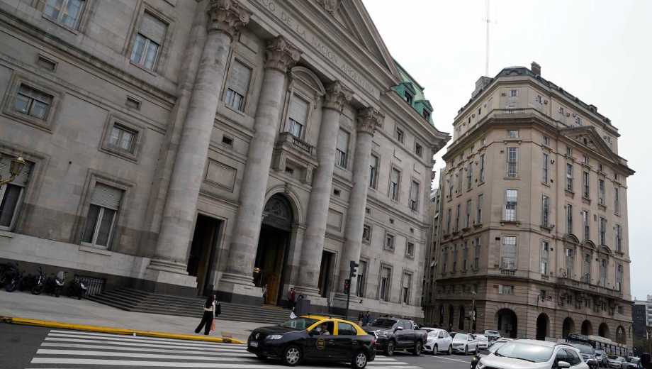 El ministro de Economía Luis Caputo confirmó que el Banco Nación tiene instrucción de cumplir estrictamente con la ley de Inocencia Fiscal. (Foto: Clarín Fotografía)