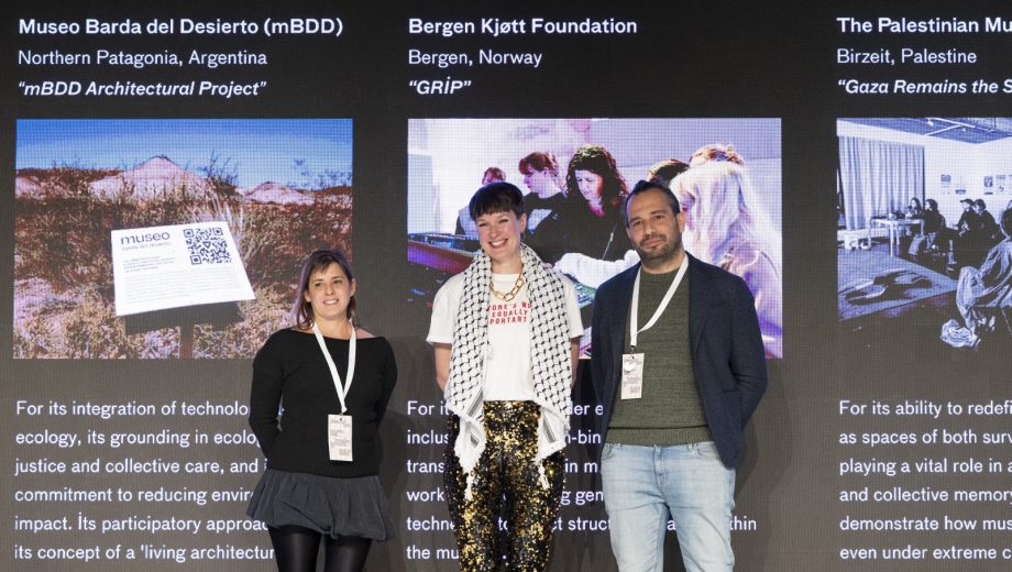 María Eugenia Cordero; Eva Rowson, directora del Bergen Kjøtt, de Norway; y Amer Shomali, director del Museo Palestino. 

 