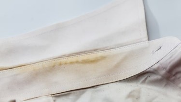 Ni lavandina ni bicarbonato: cómo eliminar las manchas amarillas de sudor de la ropa blanca 