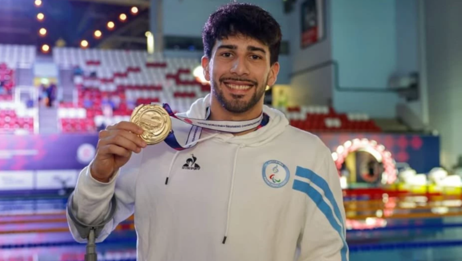 El nadador neuquino fue campeón del mundo en Singapur y se quedó con el premio mayor de la temporada. (Archivo)
