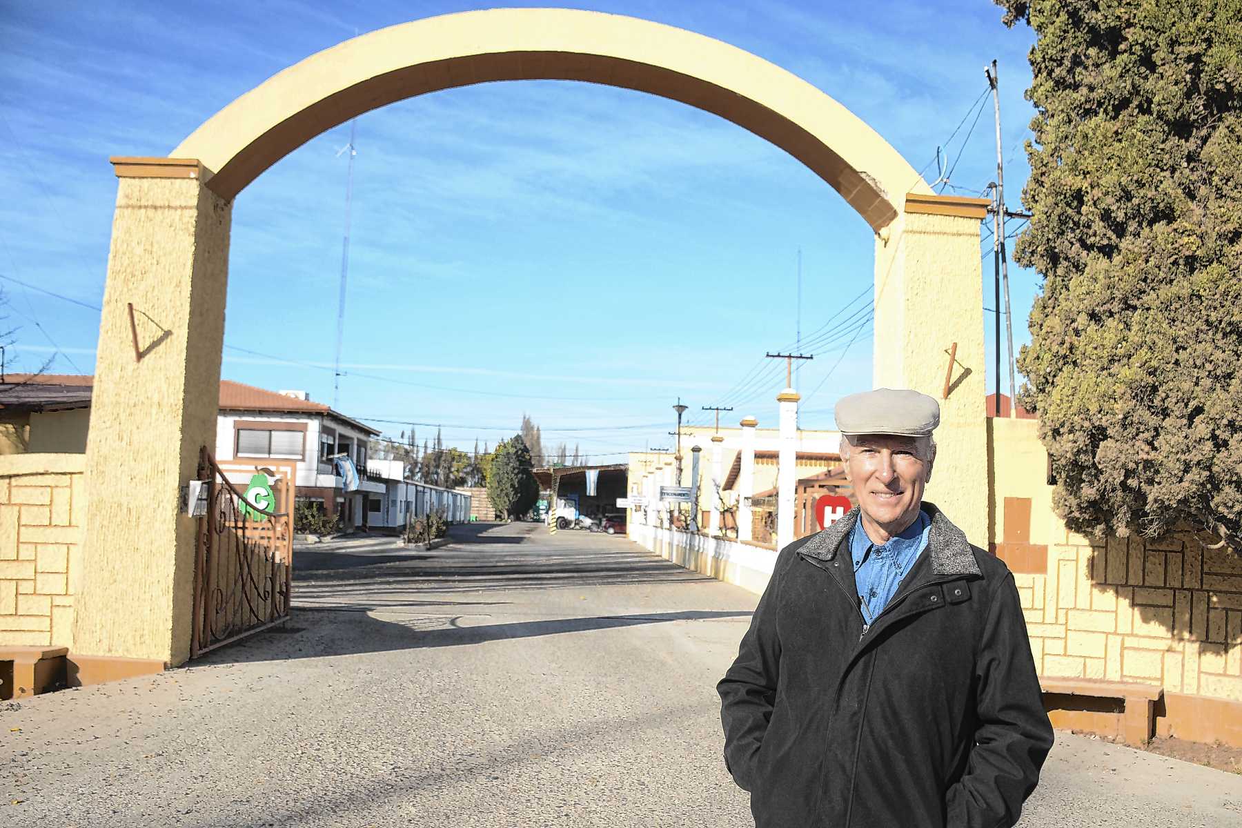 Chichinales, Río Negro. Oscar Celestino en “la medialuna” de su planta de empaque, la que le da nombre a su chacra en Valle Azul.