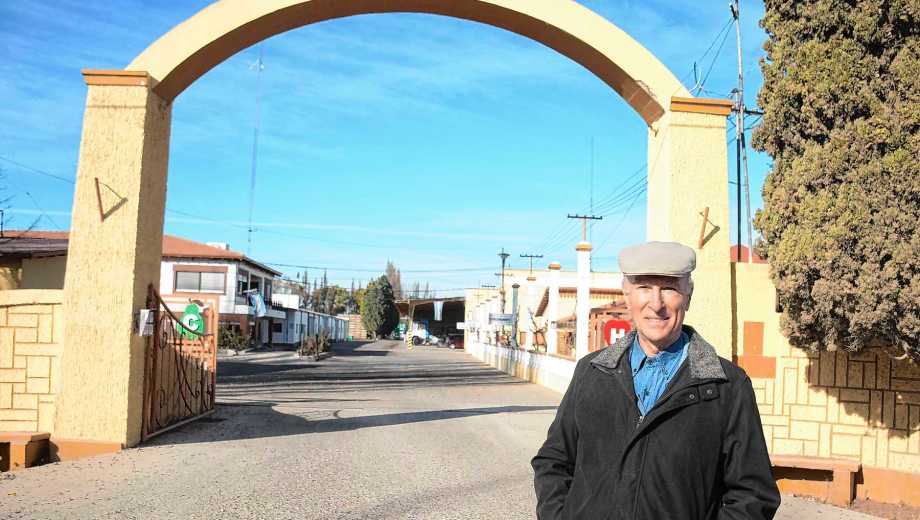 Chichinales, Río Negro. Oscar Celestino en “la medialuna” de su planta de empaque, la que le da nombre a su chacra en Valle Azul.
