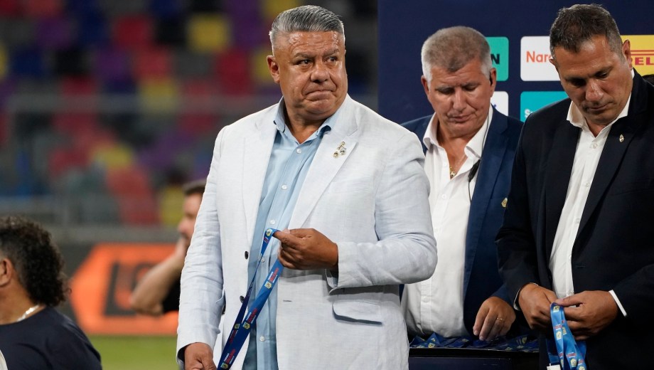 El presidente de la AFA, Claudio Chiqui Tapia en la premiación de Estudiantes de La Plata. (Foto: Clarín Fotografía)