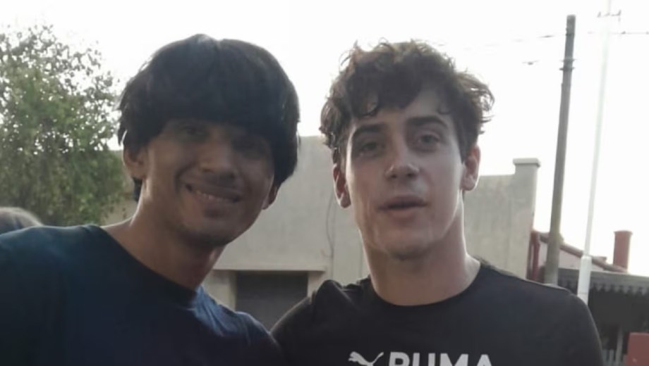 Colapinto visitó un supermercado de San Andrés de Giles y se sacó fotos con sus seguidores.