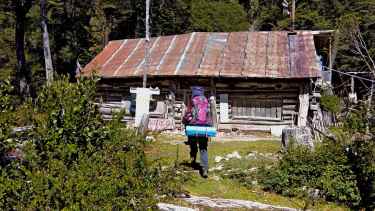 Triste adiós al Refugio Motoco: un incendio devastó el ícono del trekking en El Bolsón y cierra el acceso a su sendero