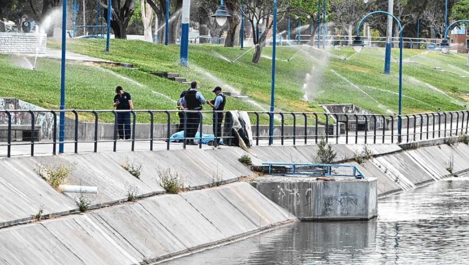 Cuerpo encontrado en el Canal Grande de Roca. Foto: archivo Alejandro Carnevale 