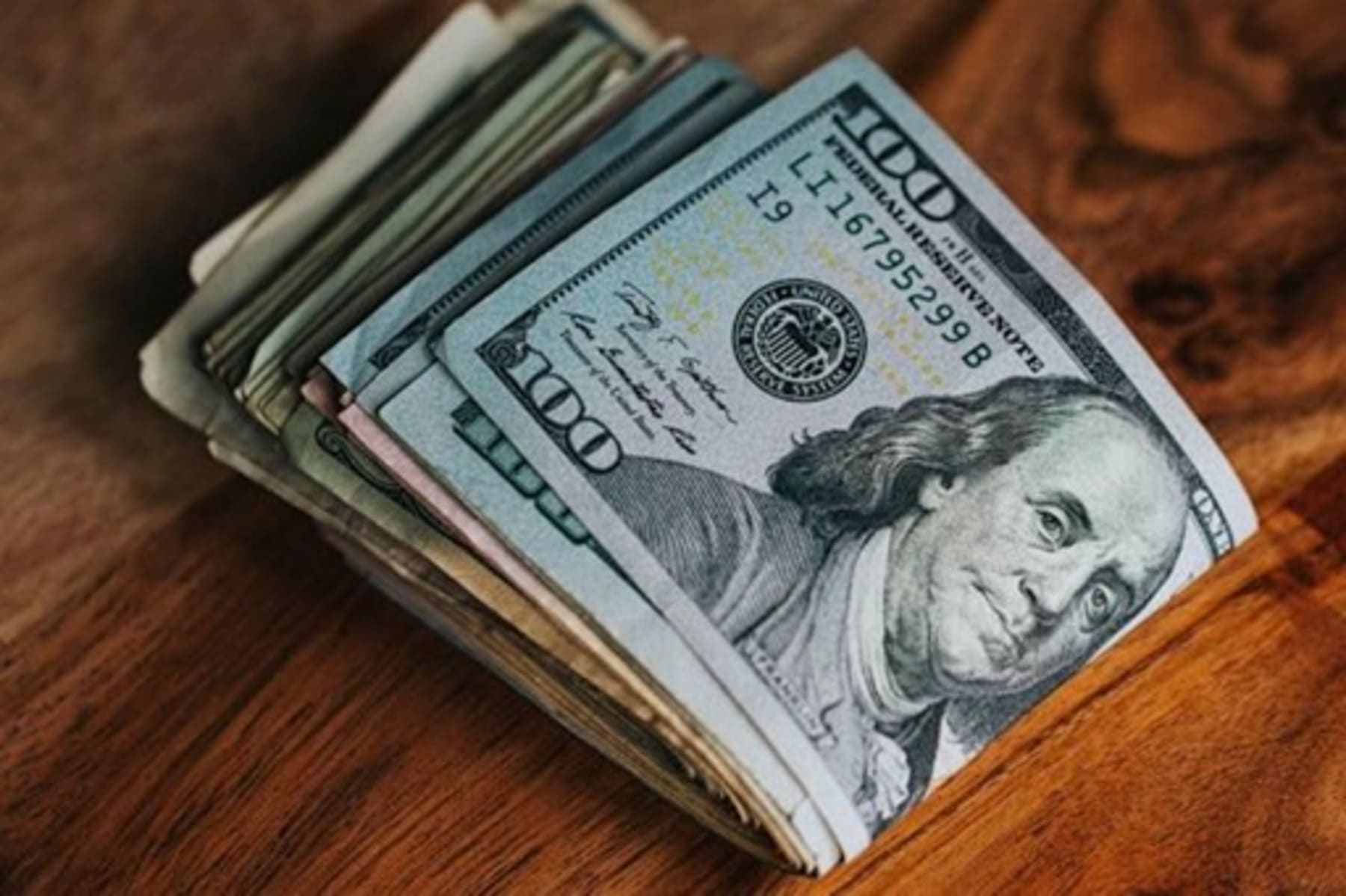 ¿Qué pasa con el dólar hoy? Cotización oficial y blue del viernes 12 de diciembre 2025