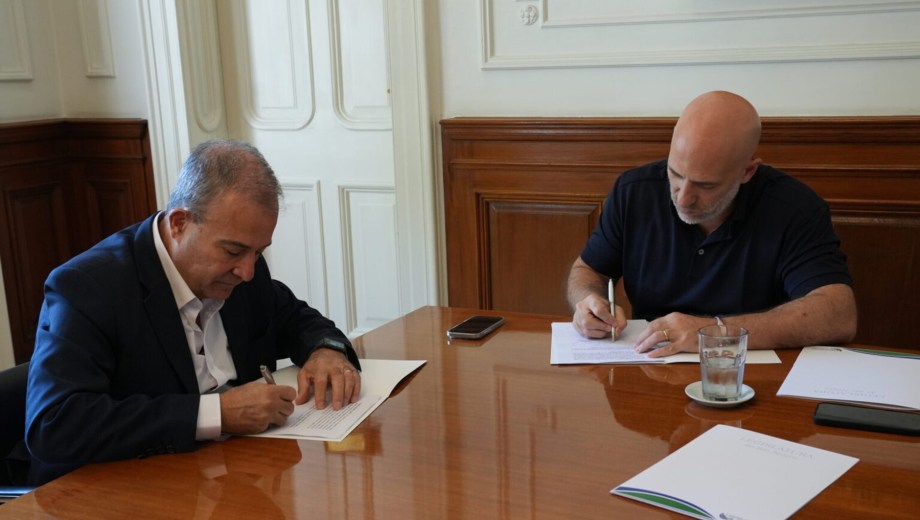 El acuerdo fue suscripto por el vicerrector de la UBA, Emiliano Yacobitti. Foto: gentileza.