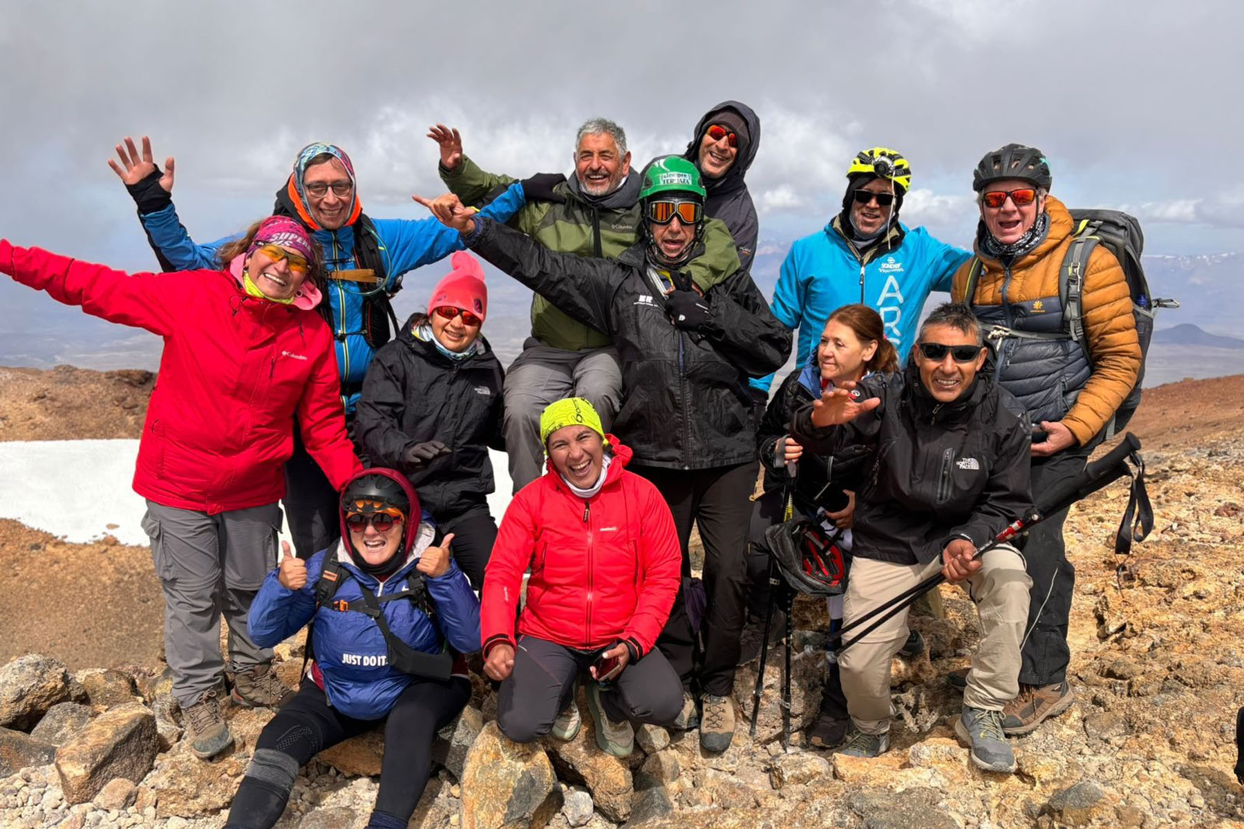 Desafío solidario Las Tres Cumbres: escalaron el Lanín, Tromen y van por el imponente Aconcagua