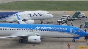 Aeroparque tiene vuelos demorados por  “desprendimiento de asfalto” y se desvían servicios a Ezeiza