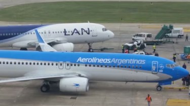 Aeroparque tiene vuelos demorados por  “desprendimiento de asfalto” y se desvían servicios a Ezeiza