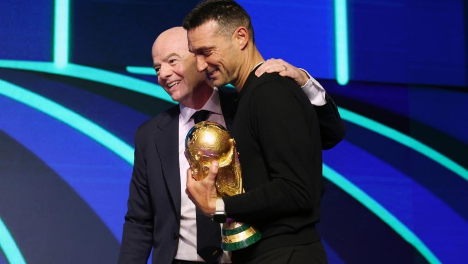 Lionel Scaloni toca con sus manos la Copa del Mundo acompañado por Gianni Infantino, presidente de FIFA.