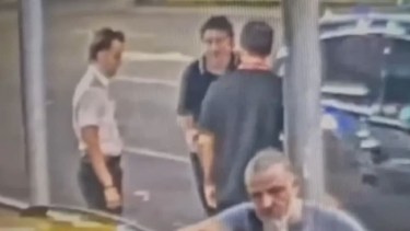 Javier Faroni, empresario ligado a AFA, descartó un celular cuando fue interceptado por la Policía: el video