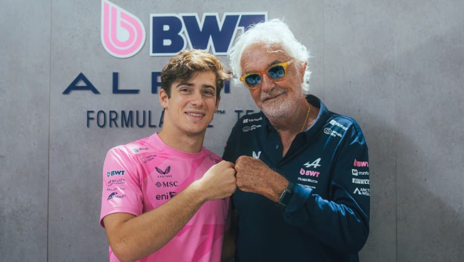 Colapinto y Briatore, tras firmar el acuerdo de continuidad del argentino en la F1 para el 2026.