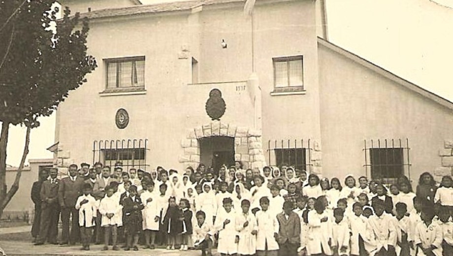 La Comisaría N° 18 aún exhibe el estilo arquitectónico de la década del ‘30, frente al boulevard principal. Foto: Gentileza Museo Municipal Los Menucos.