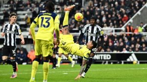 El Cuti Romero se lució en Tottenham: doblete y gol agónico de chilena