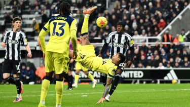 El Cuti Romero se lució en Tottenham: doblete y gol agónico de chilena