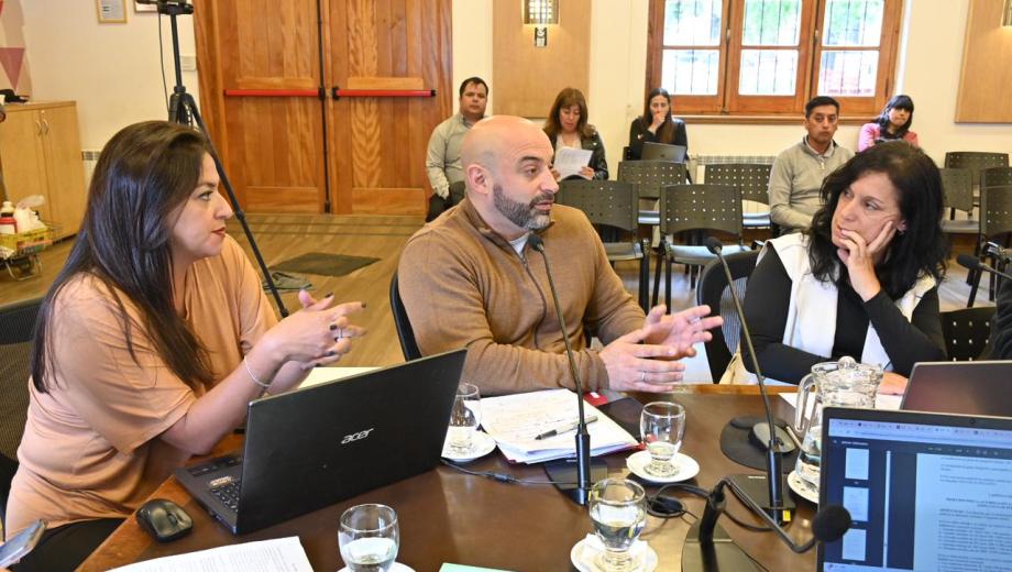 El secretario de Hacienda de Bariloche, Gonzalo Lerra (centro), argumentó la necesidad de actualizar el módulo fiscal para terminar el 2026. Foto: Archivo