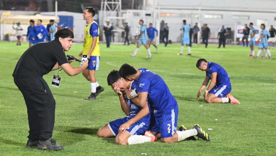 La emoción de los jugadores de Atlético Regina, campeones de la Liga Confluencia. 