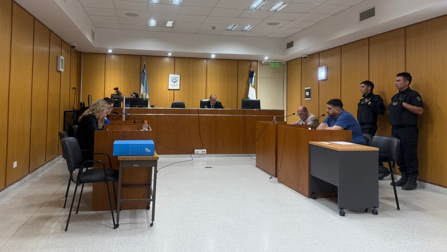 El juez imputó a dos hombres por asociación ilícita y robo en banda, tras evaluar evidencia telefónica y policial. 