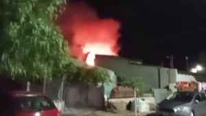 Una cañita voladora prendió fuego una casa en Villa Manzano: desesperación durante los festejos de Navidad