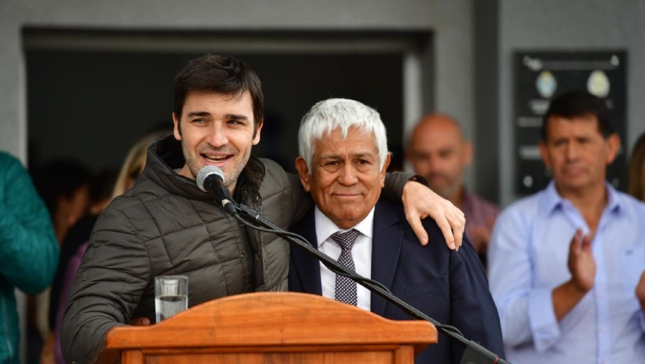 Ignacio Torres y el intendente de El Maitén, Oscar Currilen. Foto: Prensa Gobierno.