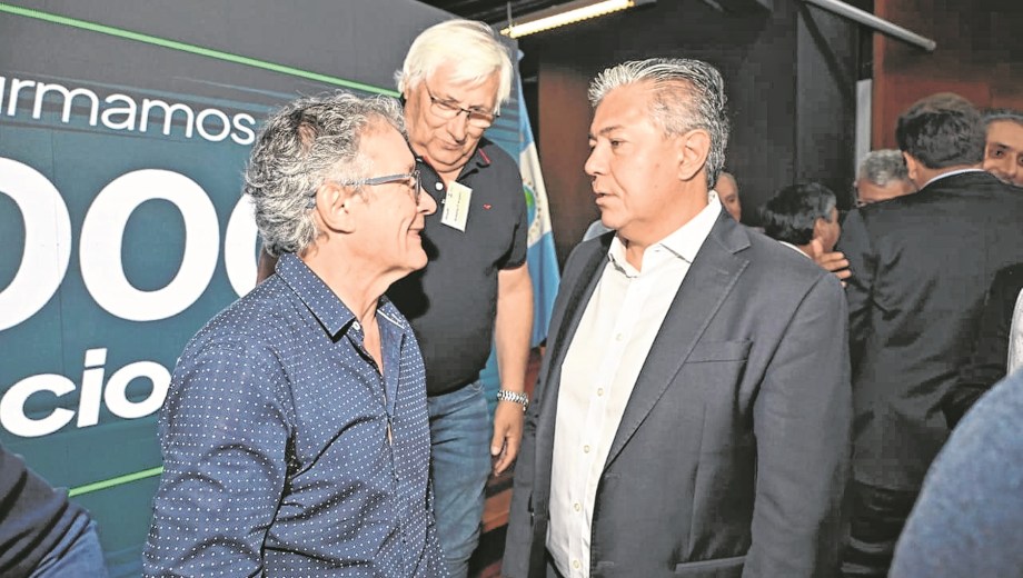 Marcelo Severini, presidente de CALF dialoga con el gobernador Rolando Figueroa, mientras que Antonio D'Angelo fue el Secretario General del Sindicato de Luz y Fuerza acompaña. (Gentileza CALF)