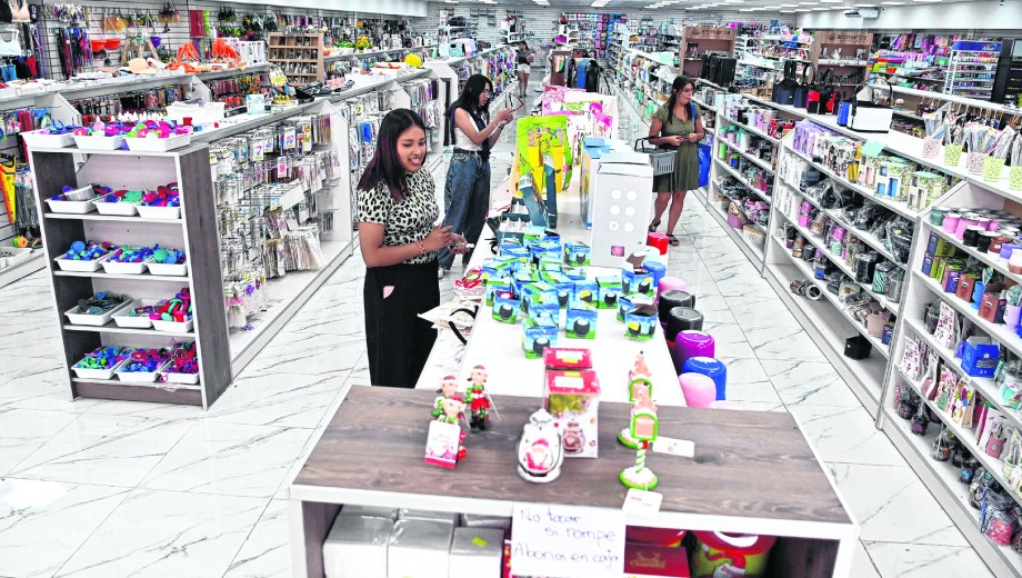 Una tienda con productos importados en la región.