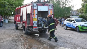 Feroz incendio en una vivienda de Roca: la causa habría sido un cortocircuito 