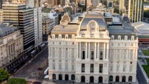 Murió tras arrojarse del Palacio Libertad: lo habían descubierto espiando a niñas de un elenco de danzas