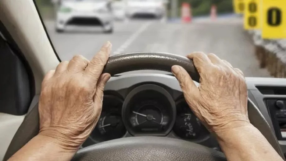 Licencia de conducir para mayores de 65 años.