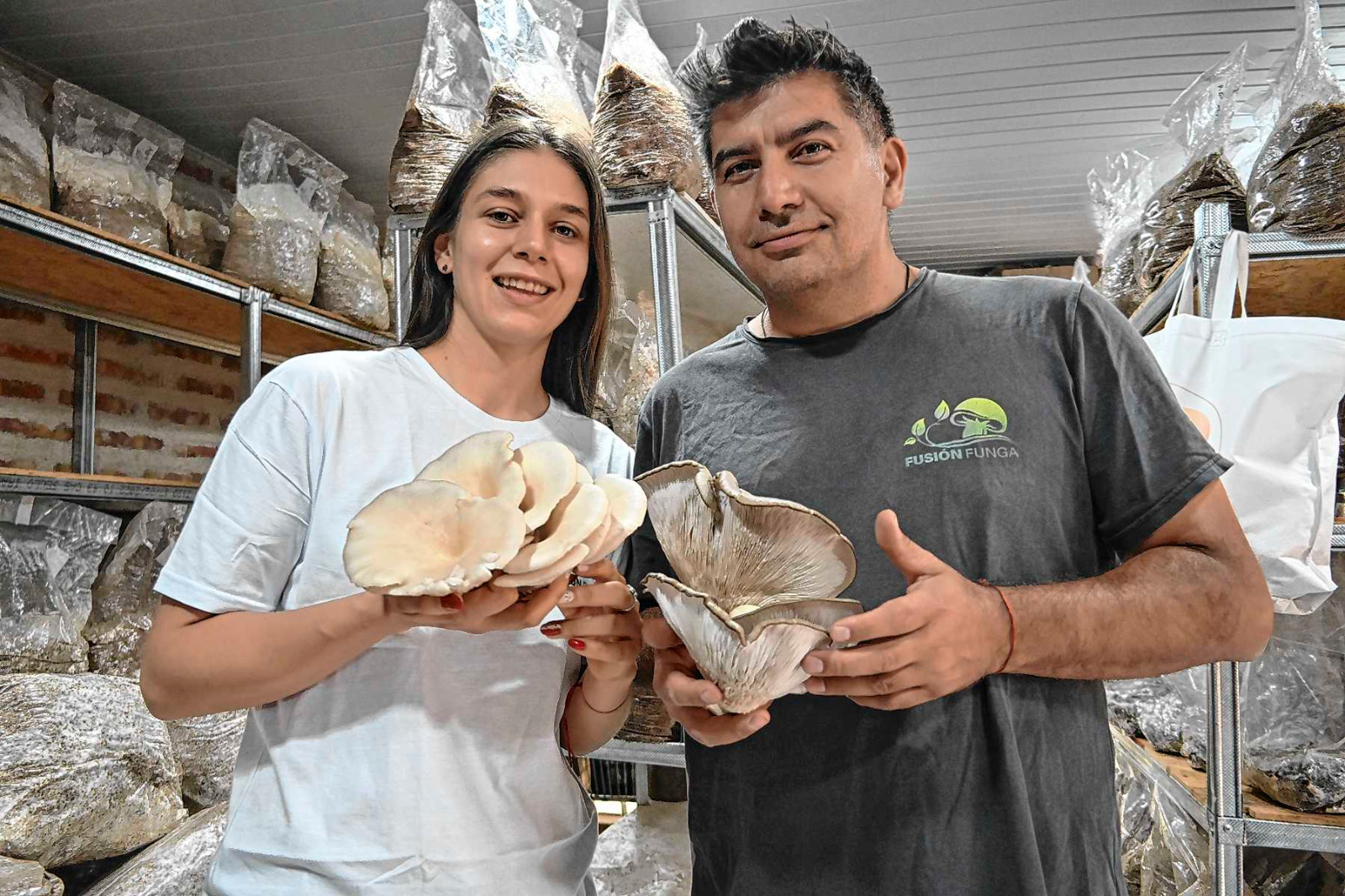 Fernández Oro, Río Negro. Lucía Umile y Ariel Bahamondes, los creadores de Fusión Funga. La magia de cultivar hongos en sustrato.