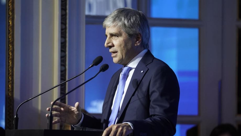 El equipo económico de Luis Caputo modificó el techo de las bandas cambiarias para 2026. (Foto: Clarín Fotografía)