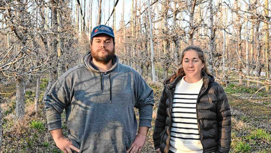 Mainqué, Río Negro. “La fruticultura no me tocó: la elegí”. Jeremías Aventín llegó de La Plata para producir con Soledad Ibáñez, su mujer.