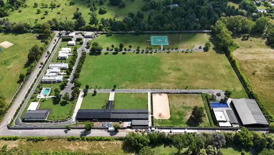 La mansión atribuida a la cúpula de la AFA de Claudio Chiqui Tapia. (Foto. Clarín Fotografía)