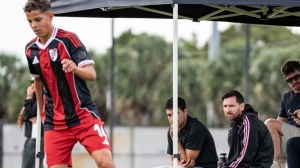 El gesto de Messi con un juvenil de River que le regaló su camiseta en su torneo en Miami