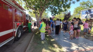 Papá Noel y los Bomberos Voluntarios llevaron la magia de la Navidad a las calles de Centenario