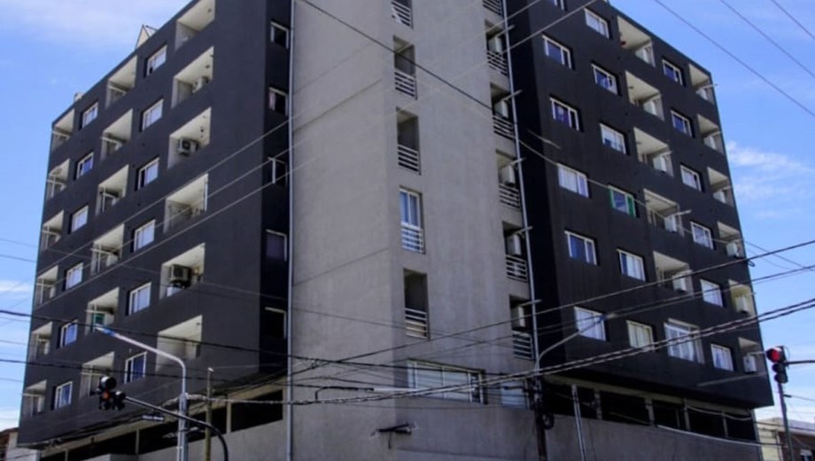 La justicia responsabilizó a los desarrolladores por la falta de servicios en el edificio habitado de Illia y Alderete (foto Cecilia Maletti)