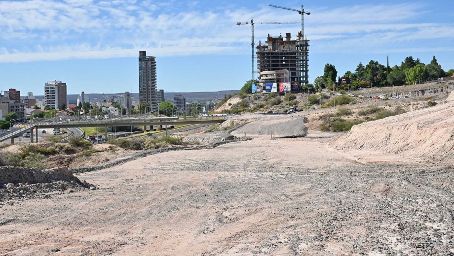 Los privados comenzaron con los movimientos de suelo a la vera de la ruta 7 pero aun no se conocen los proyectos (foto Florencia Salto)