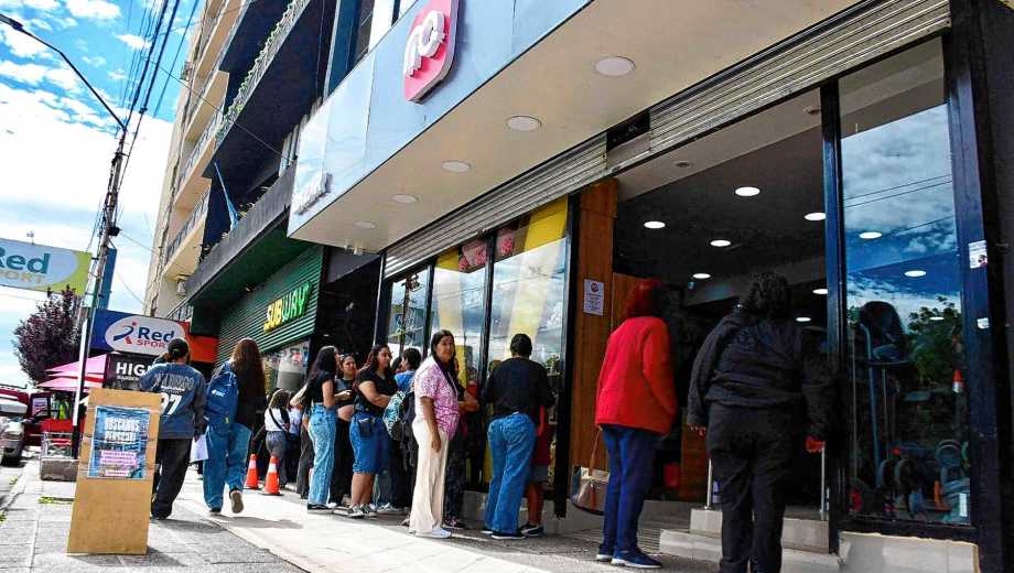 Filas afuera del negocio, una postal repetida durante los últimos días. Foto: Matías Subat. 