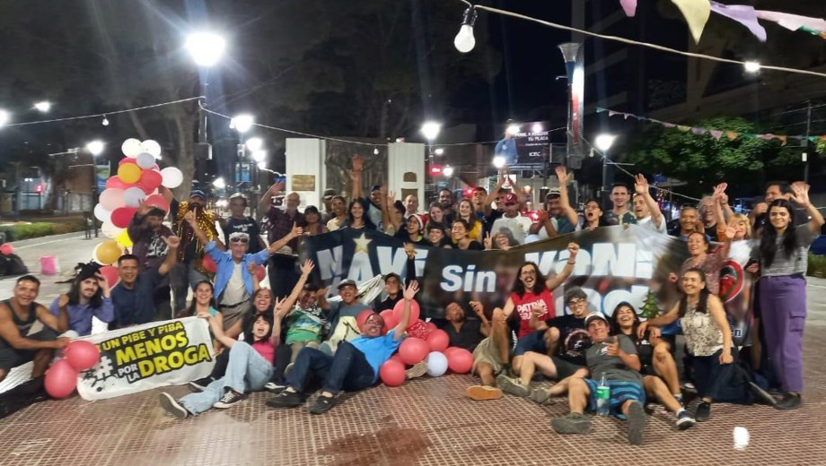 Más de 200 personas se reunen a celebrar la Nochebuena frente a la Catedral. Foto: gentileza.