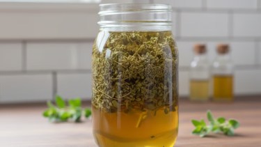 Orégano y vinagre de manzana: para qué sirve mezclarlos y qué beneficios tiene 