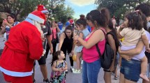 Imagen de «Feliz Navidad»: el Papá Noel que emocionó a los barrios más alejados de Cipolletti