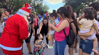 «Feliz Navidad»: el Papá Noel que emocionó a los barrios más alejados de Cipolletti