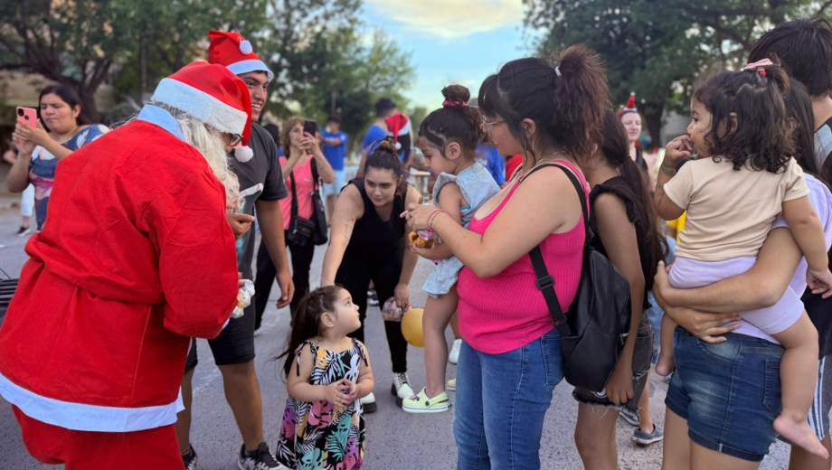 Papa Noel recorrió las calles de Cipolletti. (Gentileza).