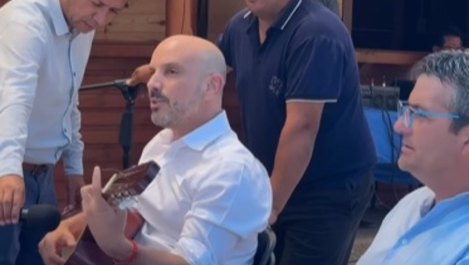 El jefe de Gabinete Juan Luis Ousset canta el himno oculto y toca la guitarra
