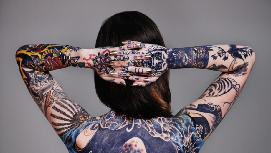 Personas con muchos tatuajes, según la psicología.