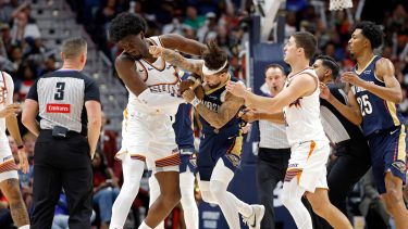 NBA: trompadas entre José Alvarado y Mark Williams y una volcada de Antetokounmpo que generó otra pelea