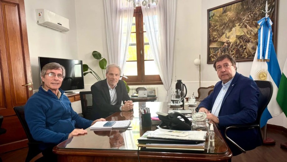En agosto, Weretilneck recibe al ministro Gatti y al flamante CEO de la Agencia, Diego Piquin. Foto: Gentileza.